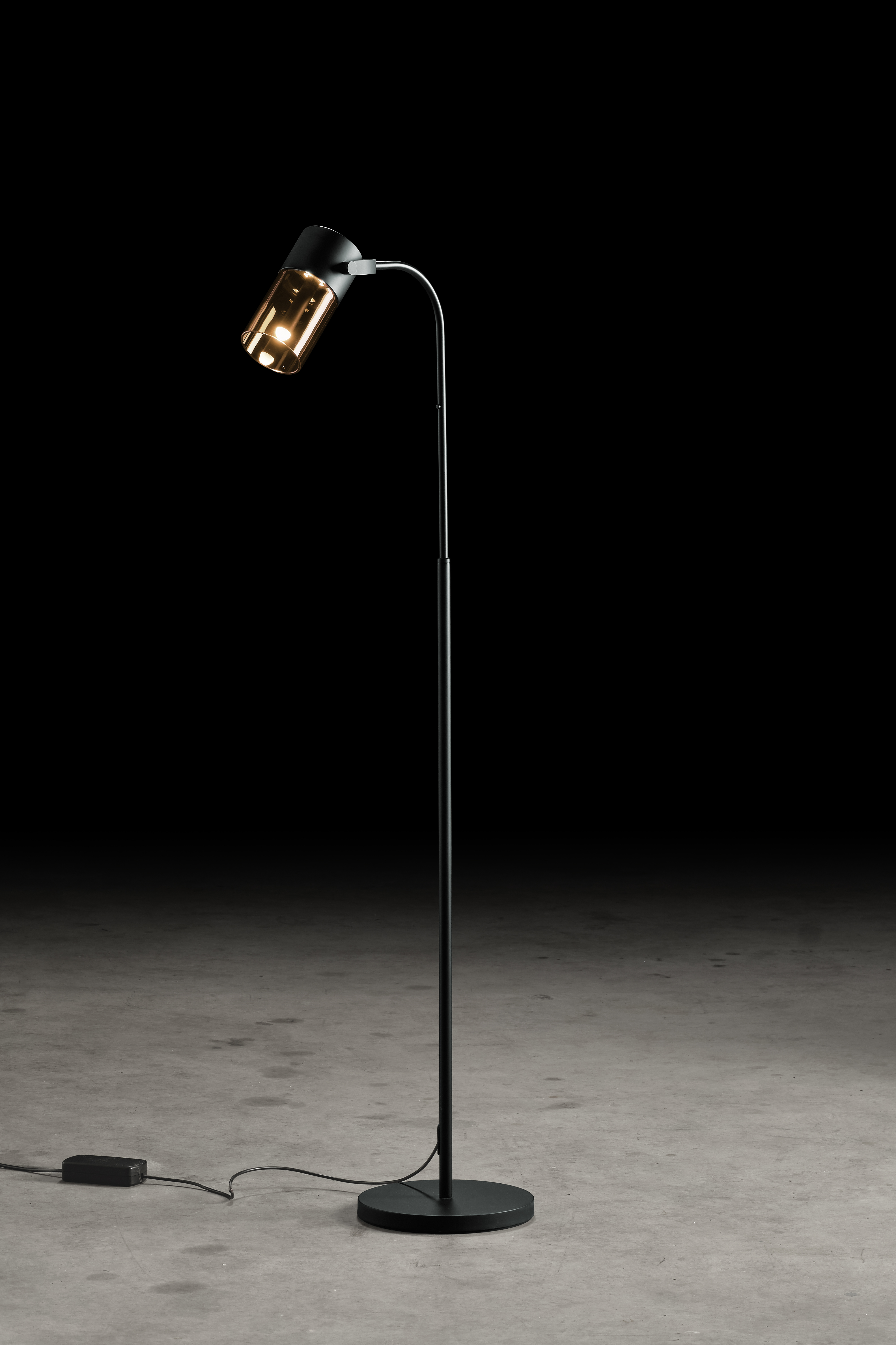 Holtkötter AURA S LED Stehleuchte Premium Qualität Schwarz mit cognacfarbenem Glas