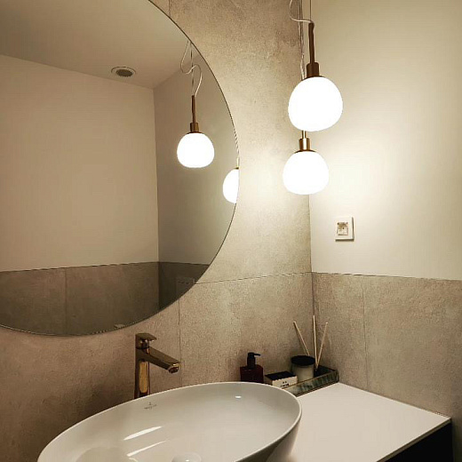 Badezimmer mit Deckenleuchten